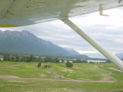 Vliegen met een C172 van Mustang Aviation - uitzicht over Palmer airport