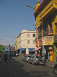 De stad - winkelstraat met mooie gebouwen