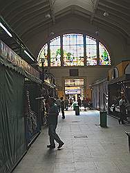 De stad - de markthallen; glas-in-lood ramen