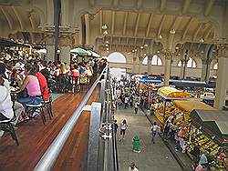 De stad - de markthallen; boven zitten een aantal restaurants