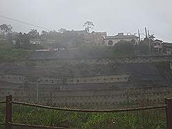 Paranapiacaba - treinmuseum; de mist valt binnen en het dorp wordt steeds minder zichtbaar