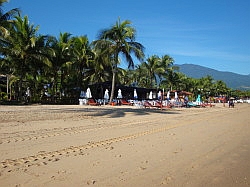 Ilhabela - strand voor het hotel