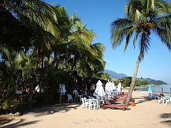 Ilhabela - bar/ restaurant aan strand voor het hotel; 24 uur per dag geopend