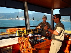 Ilhabela - pont van Ilhabela naar São Sebastião; de kapitein