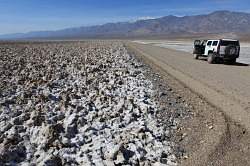 Death Valley - zoutvlakte met klonten zout