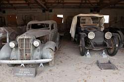 Death Valley - Scotty's castle; twee oude auto's, die aan een opknapbeurt toe zijn