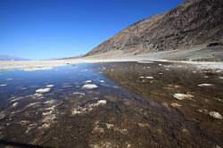 Death Valley - Badwater; meertje met erg zout water. De witte plekken is zout