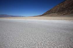 Death Valley - Badwater; omgeven door zoutvlaktes