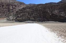 Death Valley - Badwater; zo glad en wit zout - het lijkt wel een ijsbaan