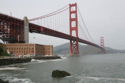 San Francisco - Golden Gate bridge met daaronder Fort Point
