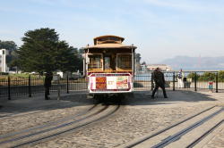 San Francisco - Cable car; op het eindpunt wordt de tram omgedraaid met behulp van een plateau