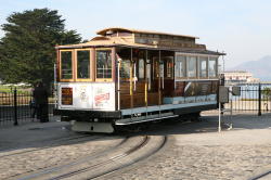 San Francisco - Cable car; op het eindpunt wordt de tram omgedraaid met behulp van een plateau