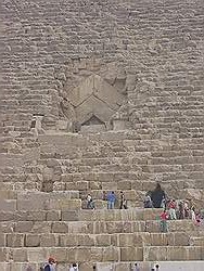 De piramide van Cheops; de ingang (de ingang werd eerst iets hoger gezocht, waardoor de piramide is beschadigd)