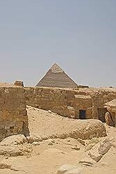 De piramide van Cheferen, met grafkelders op de voorgrond