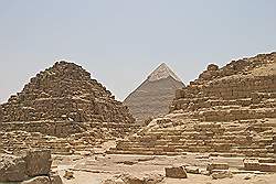 Kleine piramiden voor de piramide van Cheops, met de piramide van Cheferen op de achtergrond