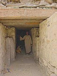 De piramiden van Abu Sir - de ingang van de piramide van Sahure