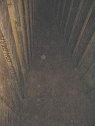 De piramiden van Dahshur - de rode piramide; het plafond van een van de kamers (loopt taps naar boven toe)