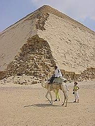 De piramiden van Dahshur - de geknikte piramide met een agent van de toeristenpolitie