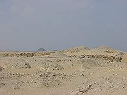 Saqqara - in de verte staan de piramides van Abu Sir; helemaal in de verte staan de piramiden van Giza