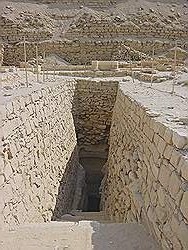Saqqara - de hoofdingang van de trappiramide