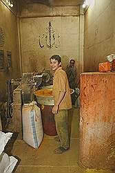 De souk (Khan el Khalilli) - het vermalen van kruiden tot poeder