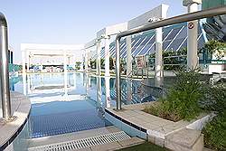 Abu Dhabi - het hotel; het zwembad op het dak
