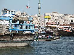 Dubai City - de Creek; vrachtschip en veerbootje