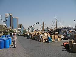 Dubai City - de Creek; vrachtschepen worden geladen langs de kade in het centrum