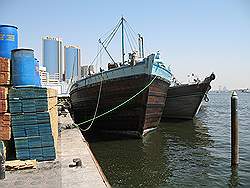 Dubai City - de Creek; vrachtschepen worden geldaen langs de kade in het centrum