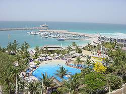 Jumeirah Beach hotel - zwembad met daarachter de jachthaven