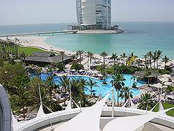 Jumeirah Beach hotel - uitzicht over zwembad en strand, met Burj Al Arab op achtergrond