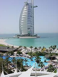 Jumeirah Beach hotel - uitzicht over zwembad en strand, met Burj Al Arab op achtergrond