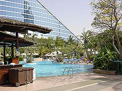 Jumeirah Beach hotel - een van de zwembaden