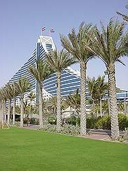 Jumeirah Beach hotel - hotel achterkant; grasveld bij het strand