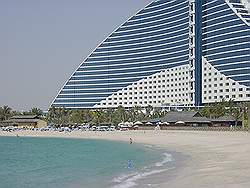 Jumeirah Beach hotel - hotel achterkant; het strand