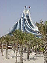 Jumeirah Beach hotel - hotel achterkant; het strand met palmbomen