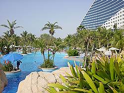 Jumeirah Beach hotel - hotel achterkant; een van de zwembaden