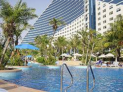 Jumeirah Beach hotel - hotel achterkant; een van de zwembaden