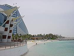 Jumeirah Beach hotel - winkels bij de jachthaven (gebouw links)