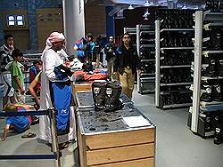 Dubai  - Ski Dubai; skischoenen, jassen en skies zijn bij de prijs inbegrepen. Alleen handschoenen moet je kopen of meenemen.