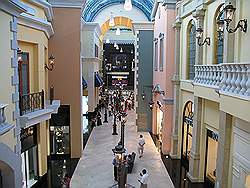Dubai  - Mall of the Emirates; 'winkelstraatjes' met de echt dure merken