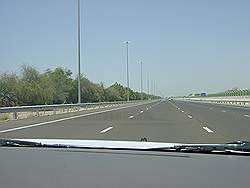 De snelweg tussen Abu Dhabi en Dubai