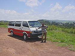 Addis Abeba - uitzicht vanaf berg; ons busje met chauffeur