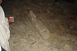 Lalibela - klooster; de lijken worden niet begraven, maar gewoon neergelegd