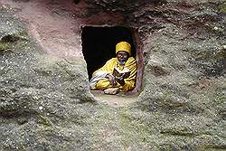 Lalibela - in een grot leest een priester de gebeden