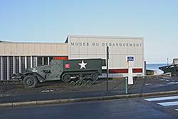 Normandië - Arromanches; museum, met daarvoor een amerikaans rupsvoertuig uit de tweede wereldoorlog