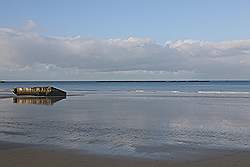 Normandië - Arromanches; de overblijfselen van de haven uit de tweede wereldoorlog zijn duidelijk te zien