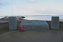 Normandië - Arromanches; herdenkingsmonument