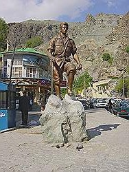 Darband street - standbeeld van een bergbeklimmer?