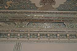 Het groene paleis - zitkamer; rijkelijk versiert plafond